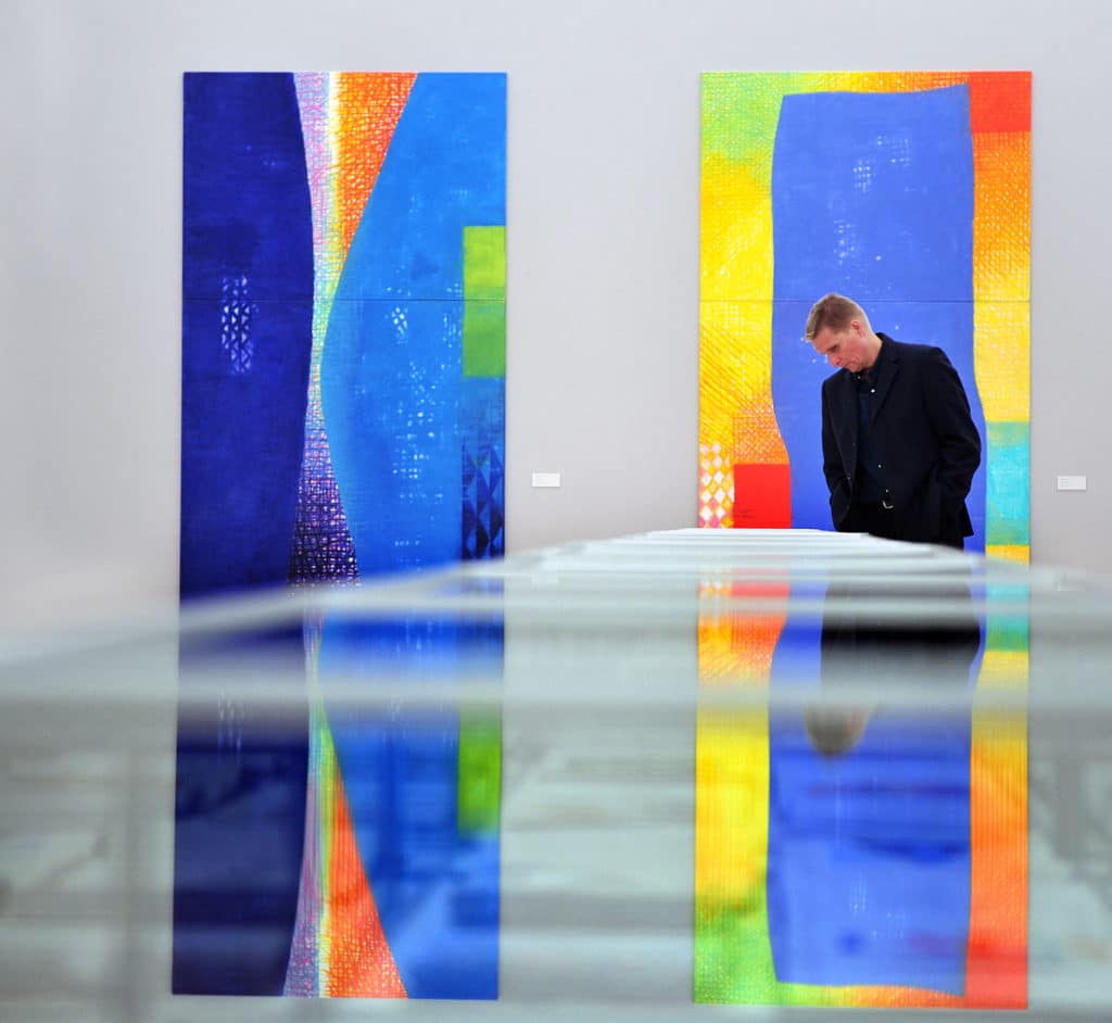 Gezeigt werden in der Ausstellung großformatige Ölgemälde aus den Jahren 2002 bis 2012 und eine Auswahl seiner Skizzenbücher. Andreas Felger (*1. Januar 1935 in Mössingen-Belsen) ist ein vielseitiger Künstler. In seinem Werk vereint er sehr unterschiedliche Techniken, zu denen Holzschnitte, Skulpturen, Aquarelle und seit den späten 80er-Jahren verstärkt die Ölmalerei, die Elemente der Farbfeld- und Ornamentmalerei in sich trägt, zählen. So universell sich das künstlerische Werk von Andreas Felger im Holzschnitt, im Aquarell und im Gemälde darstellt, so vielseitig sind auch seine Skizzenbücher. Seit den 1980er Jahren zeichnet er akribisch Ideen, Eindrücke, Form- und Farbstudien auf, dabei entstehen ca. 40 bis 70 Bücher jährlich.